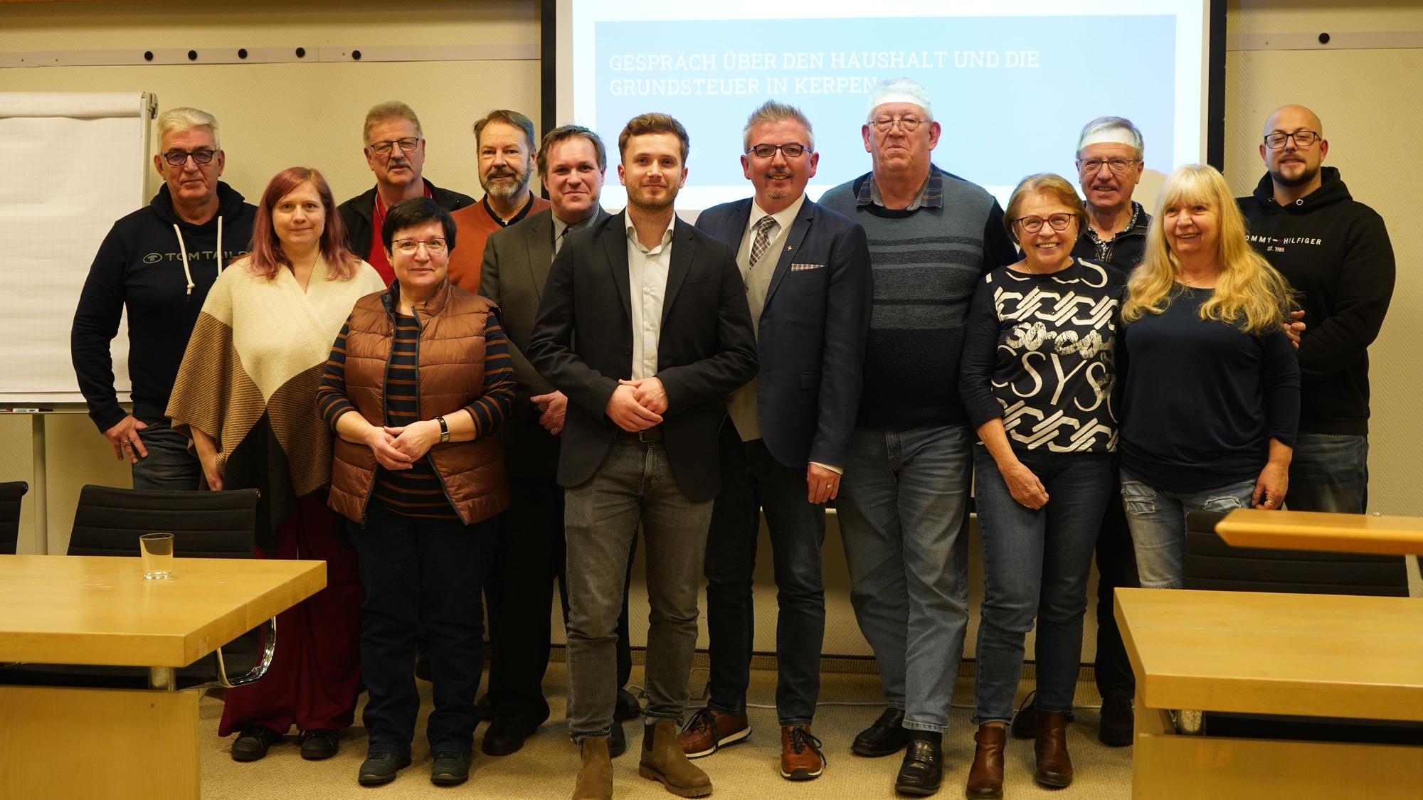 Das Foto zeigt mehrere Menschen im Kerpener Rathaus.