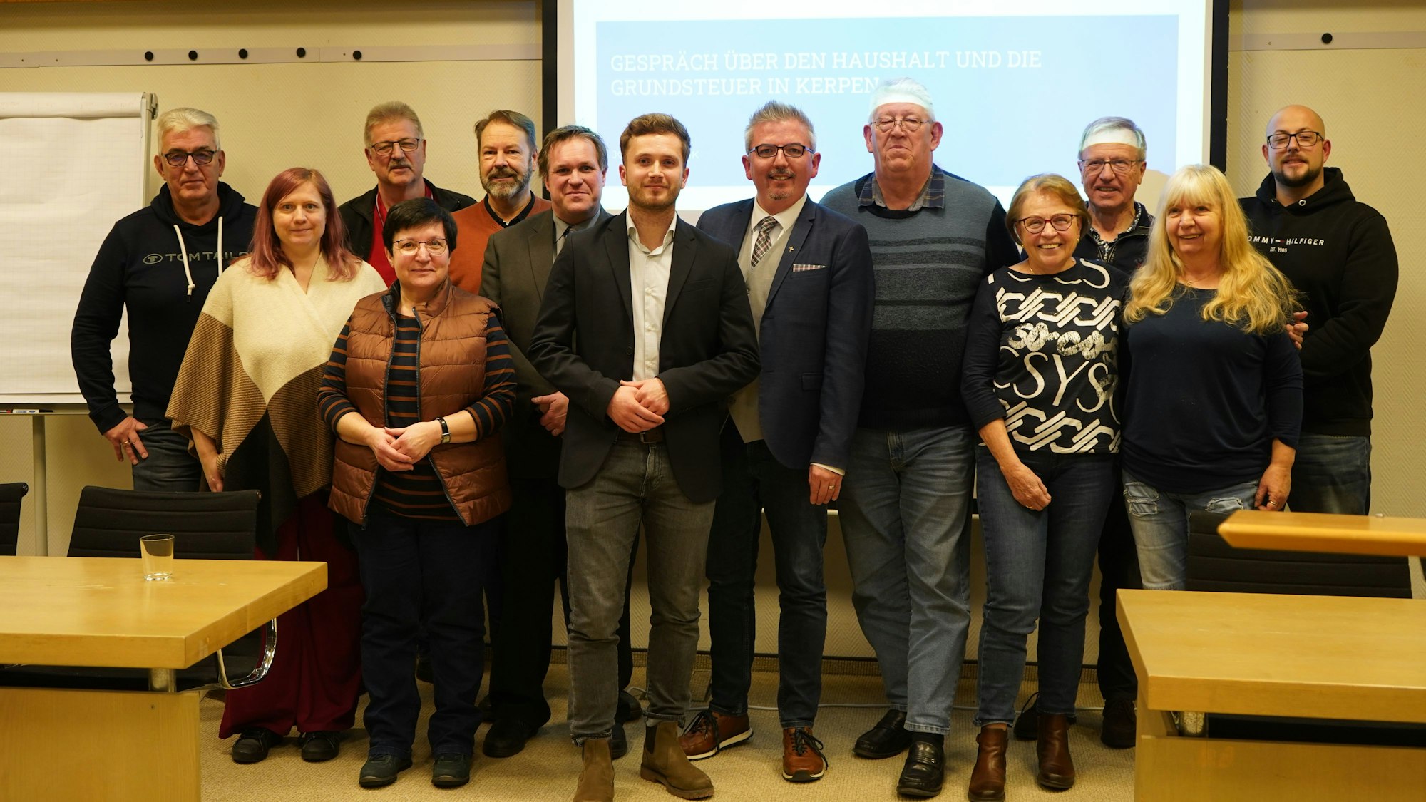 Das Foto zeigt mehrere Menschen im Kerpener Rathaus.