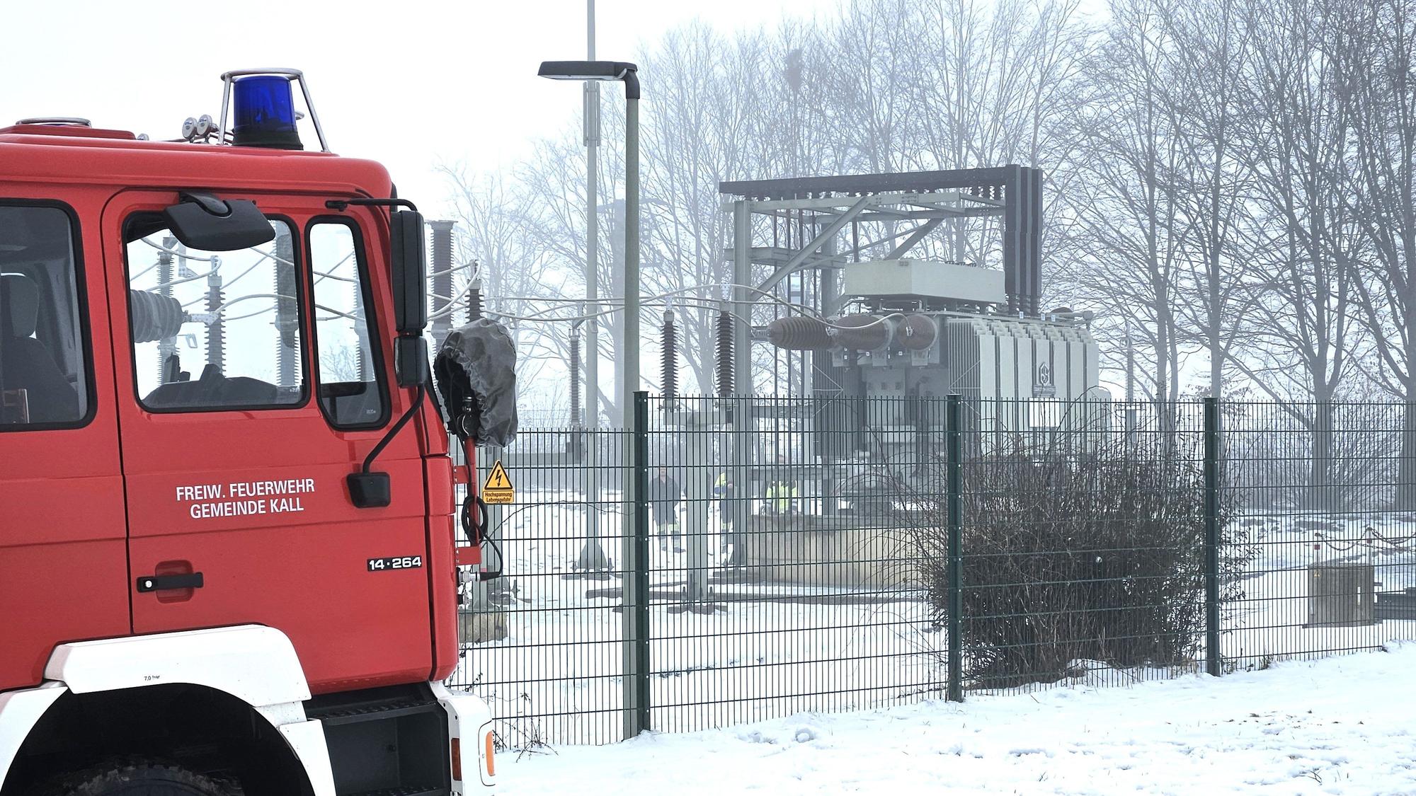 Ein Feuerwehrfahrzeug steht im Vordergrund. Im Hintergrund ist die Trafostation zu sehen.
