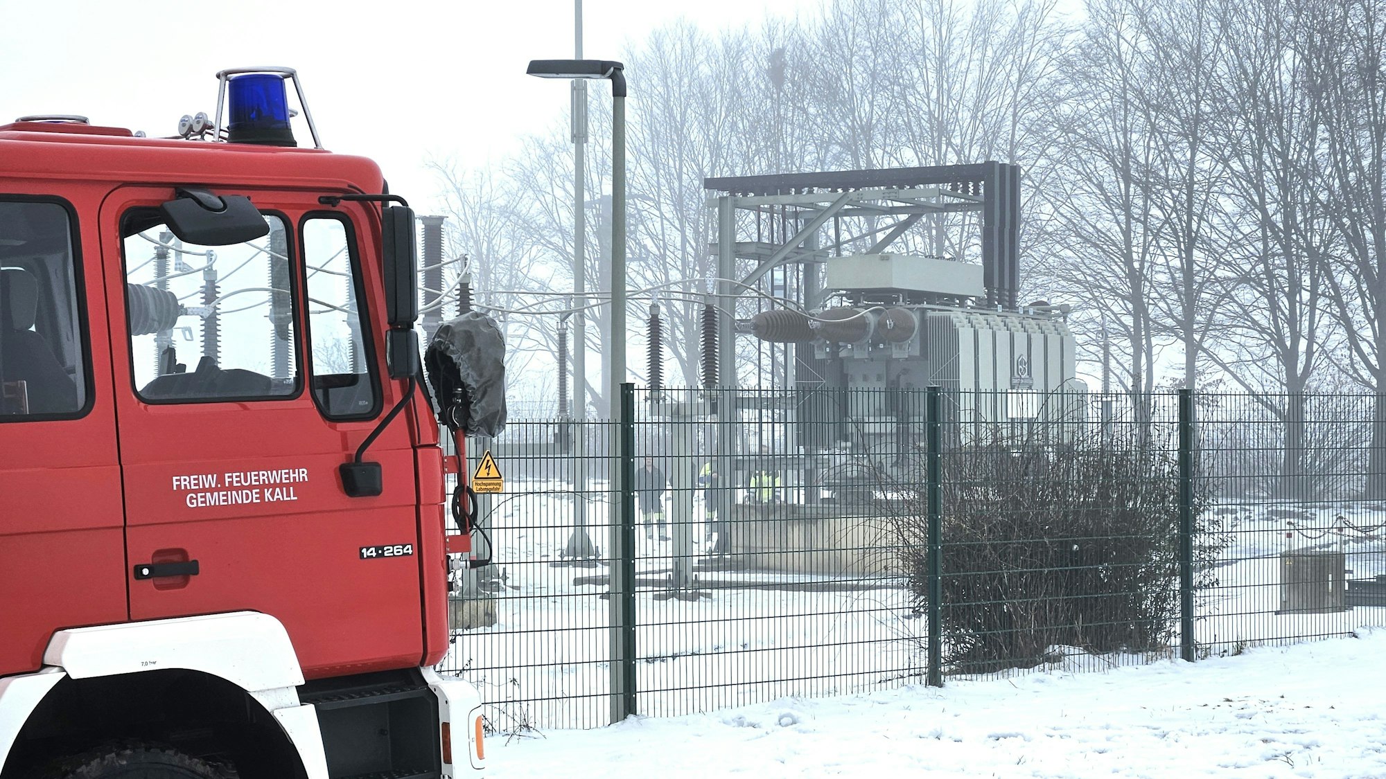 Ein Feuerwehrfahrzeug steht im Vordergrund. Im Hintergrund ist die Trafostation zu sehen.