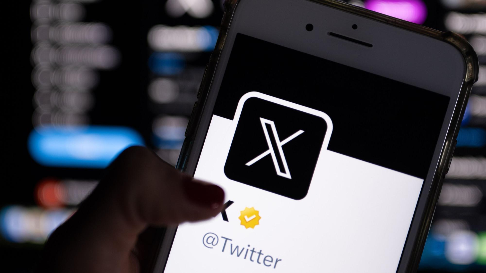 ARCHIV - 24.07.2023, Berlin: ILLUSTRATION - Auf dem offiziellen Profil von Twitter auf dem Bildschirm eines Smartphones ist der weiße Buchstabe X auf schwarzem Hintergrund zu sehen. (zu dpa: «Verteidigungsministerium lässt Accounts auf X «ruhen»») Foto: Monika Skolimowska/dpa +++ dpa-Bildfunk +++