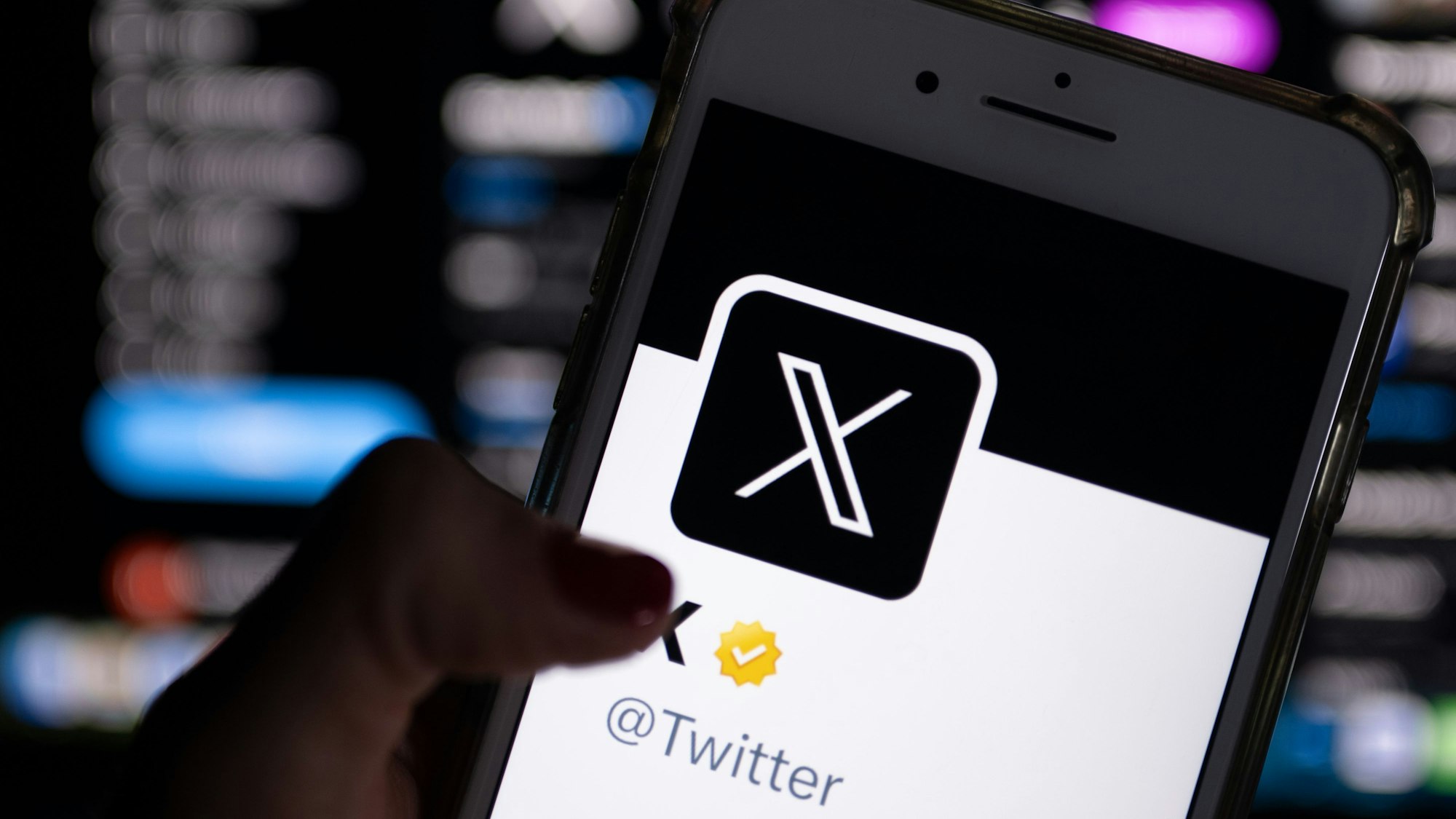 ARCHIV - 24.07.2023, Berlin: ILLUSTRATION - Auf dem offiziellen Profil von Twitter auf dem Bildschirm eines Smartphones ist der weiße Buchstabe X auf schwarzem Hintergrund zu sehen. (zu dpa: «Verteidigungsministerium lässt Accounts auf X «ruhen»») Foto: Monika Skolimowska/dpa +++ dpa-Bildfunk +++