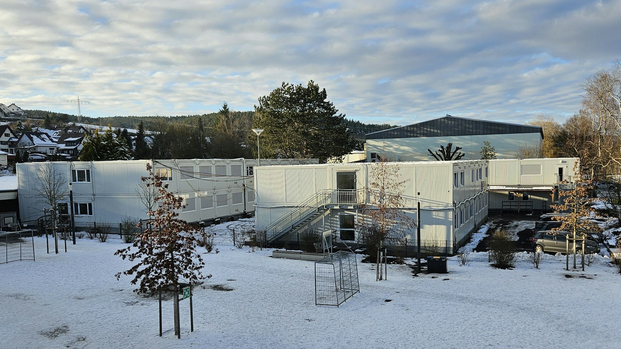 Blick auf die Containeranlage auf dem Schulhof.