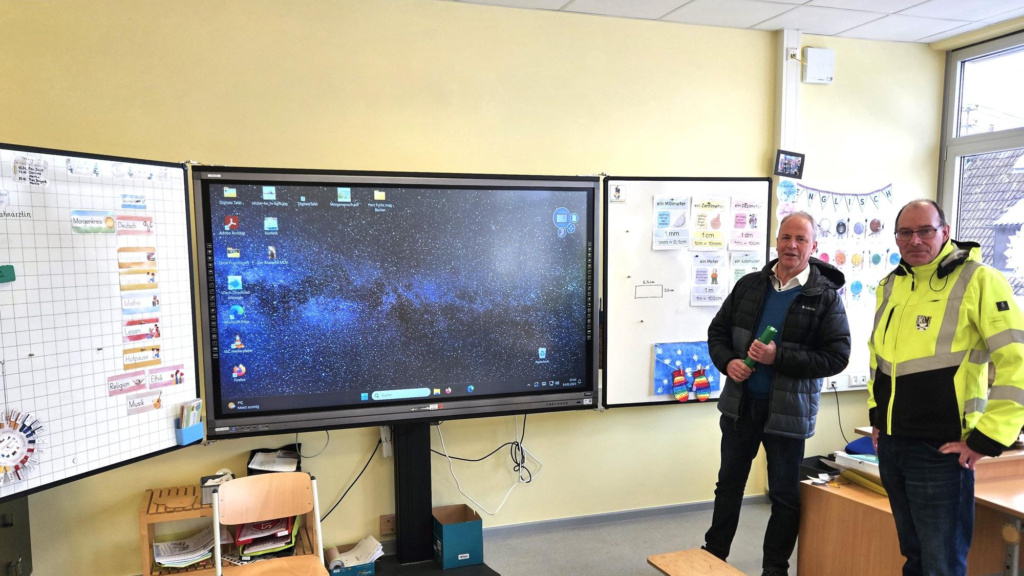 Lothar Schatten und Bürgermeister Hermann-Josef Esser stehen neben einem Smartboard.