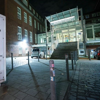 Der Blick auf den Eingang zum Bernhard-Nocht-Institut für Tropenmedizin.