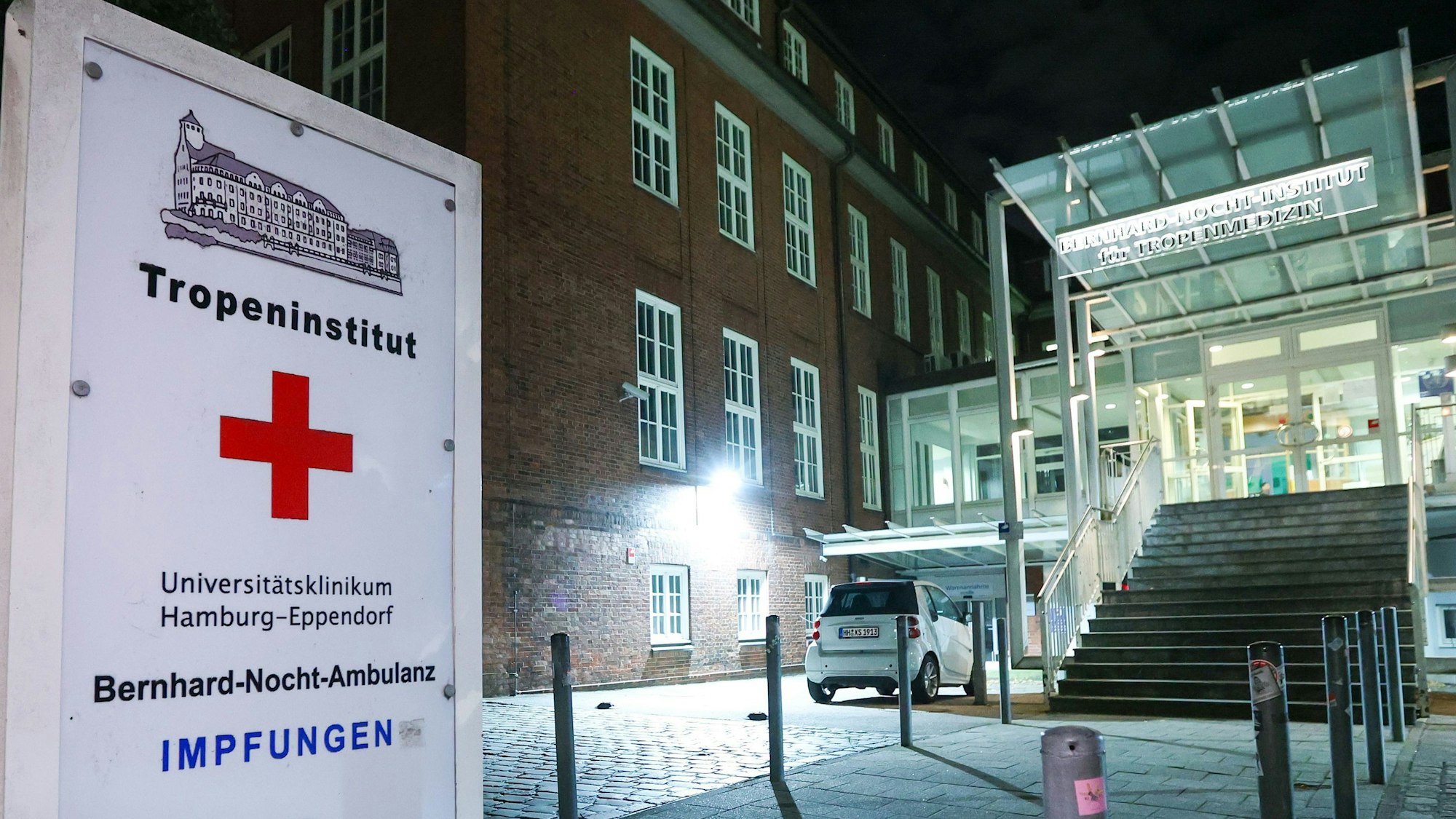 Der Blick auf den Eingang zum Bernhard-Nocht-Institut für Tropenmedizin.