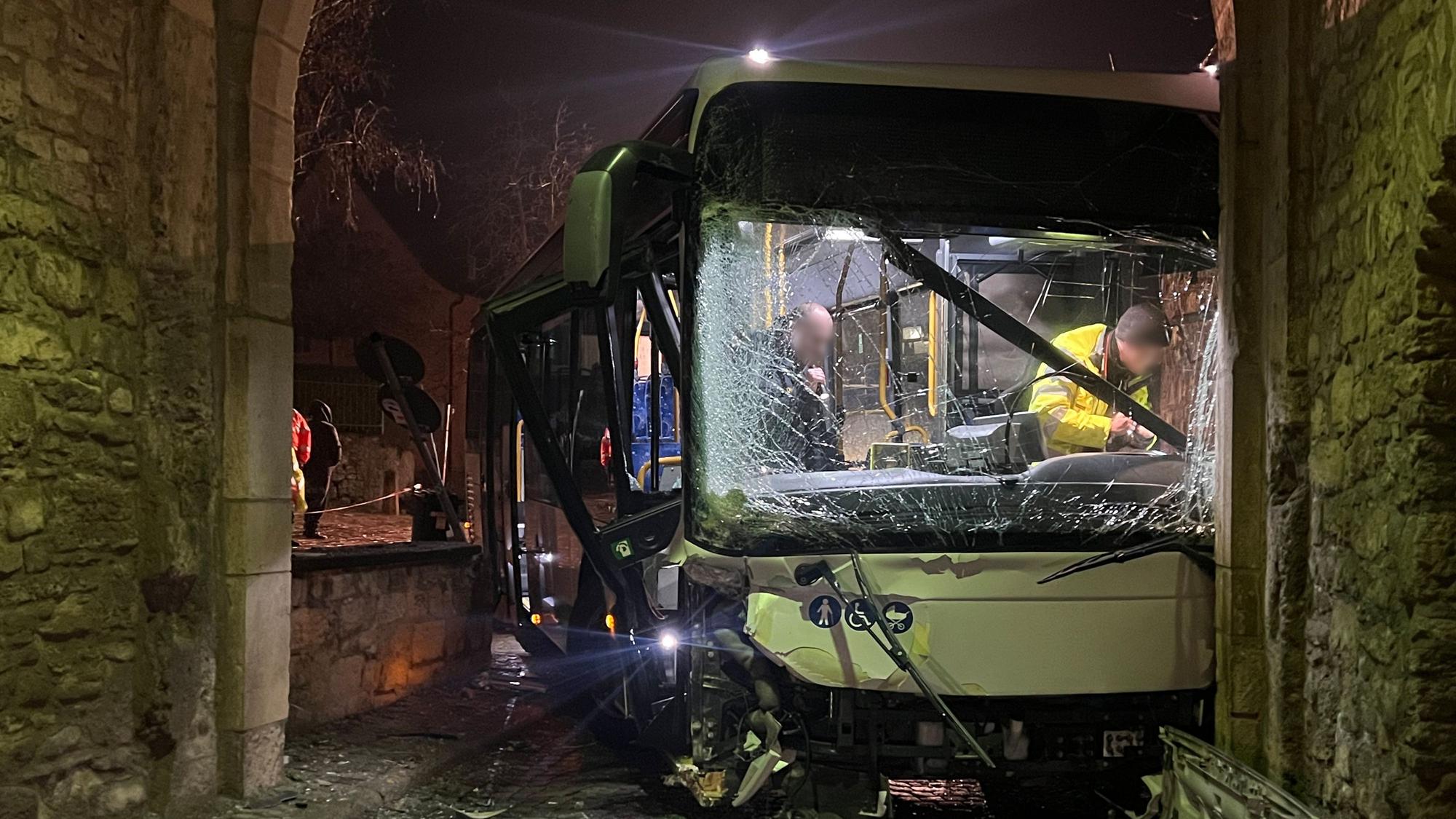 15.01.2025, Bayern, Sommerhausen: Am Mittwochmorgen steht in Sommerhausen im Landkreis Würzburg ein schwer beschädigter Bus in einem Torbogen. Eine Insassin des Busses zog sich bei dem Unfall schwere Verletzungen zu, weitere Mitfahrer wurden leicht verletzt. Foto: Pascal H./NEWS5/dpa - ACHTUNG: Person(en) wurde(n) aus rechtlichen Gründen gepixelt +++ dpa-Bildfunk +++
