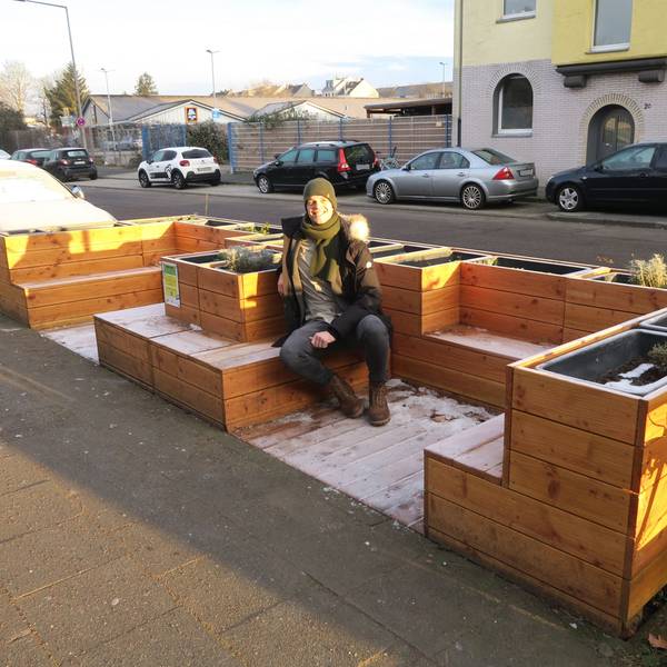 Jan Pehoviak auf dem großen Parklet vor der Grundschule Osterather Straße.