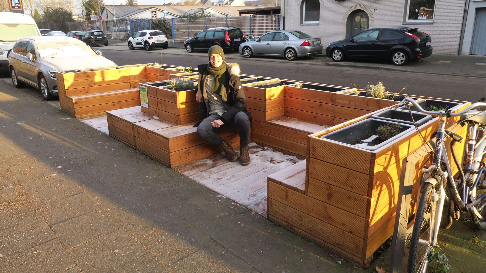 Jan Pehoviak auf dem großen Parklet vor der Grundschule Osterather Straße.