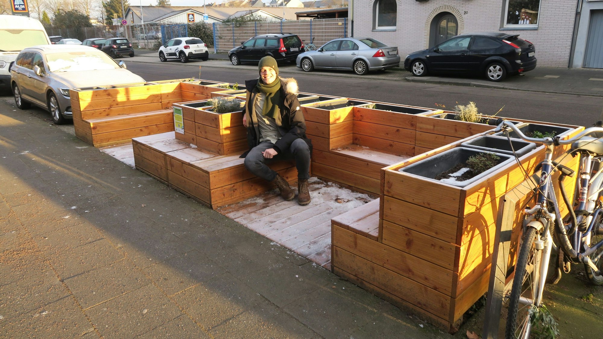 Jan Pehoviak auf dem großen Parklet vor der Grundschule Osterather Straße.