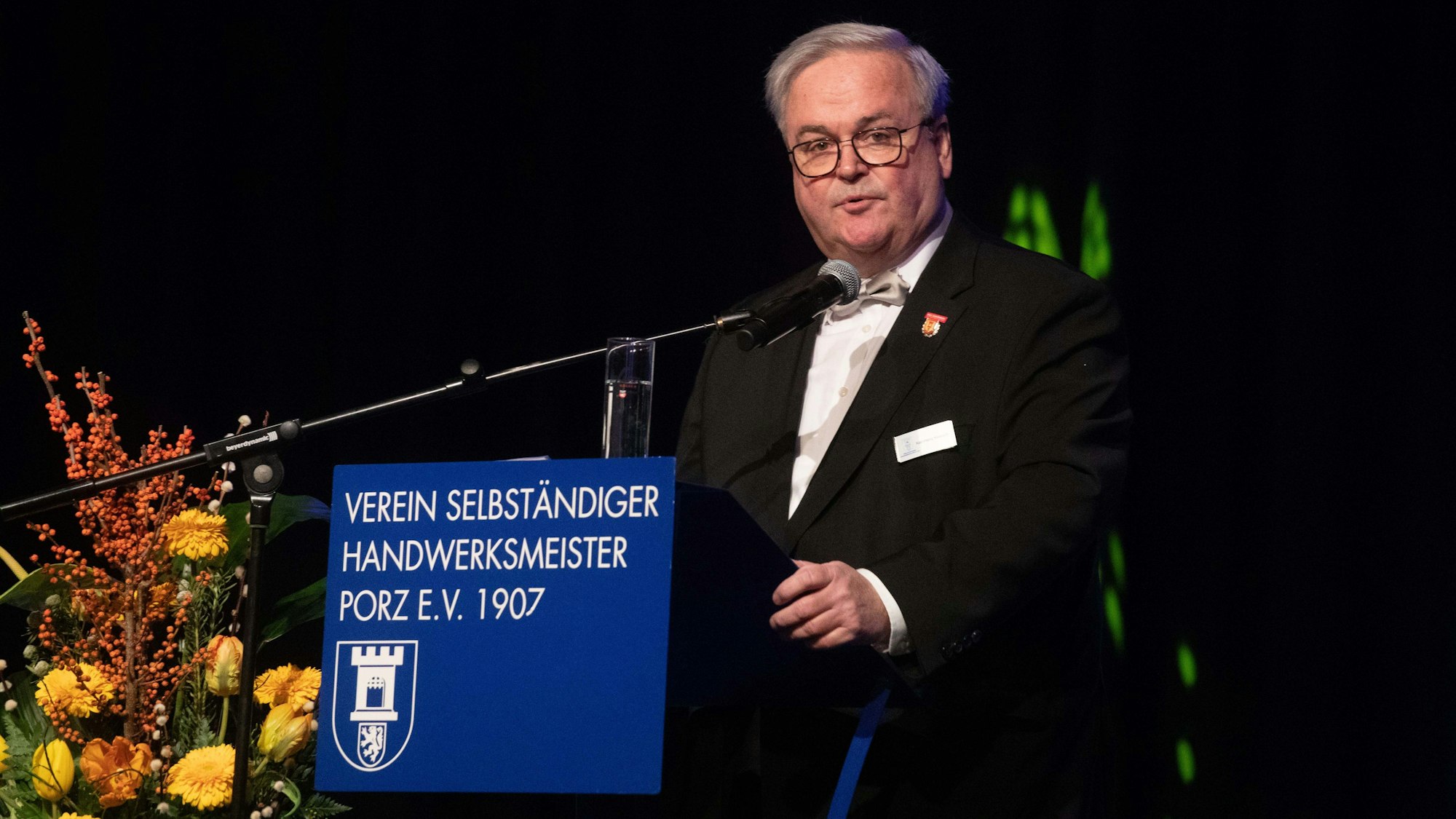 Karl-Heinz Miebach, Vorsitzender des Vereins Selbständiger Handwerksmeister Porz, beim Neujahrsempfang im Porzer Rathaussaal.
