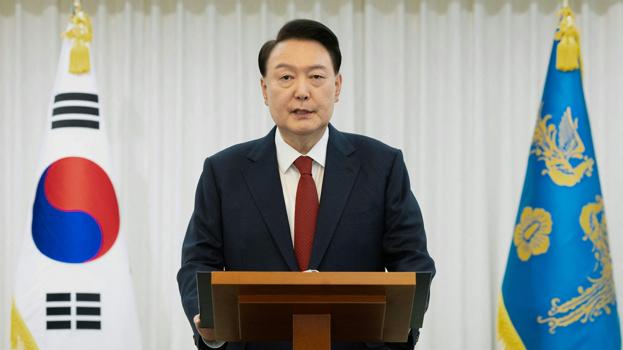 Der suspendierte südkoreanische Präsident Yoon Suk Yeol, der am 15. Januar 2025 wegen seines gescheiterten Versuchs, das Kriegsrecht zu verhängen, verhaftet wurde, hielt eine öffentliche Ansprache von seiner offiziellen Residenz in Seoul. Damit endete ein wochenlanger Streit mit den Behörden, und Yoon wurde der erste Präsident in der Geschichte des Landes, der festgenommen wurde.