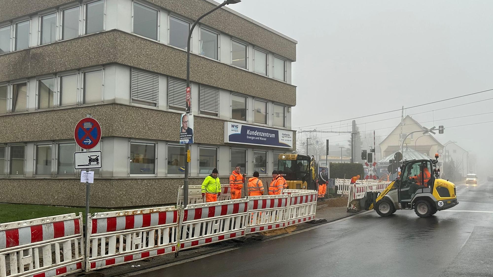 Vor dem Verwaltungsgebäude der Stadtwerke verlegt die Firma Unser Grüne Glasfaser (UGG) neue Kabel.
