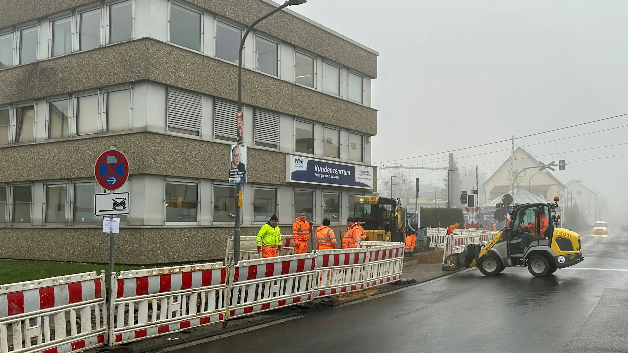 Vor dem Verwaltungsgebäude der Stadtwerke verlegt die Firma Unser Grüne Glasfaser (UGG) neue Kabel.