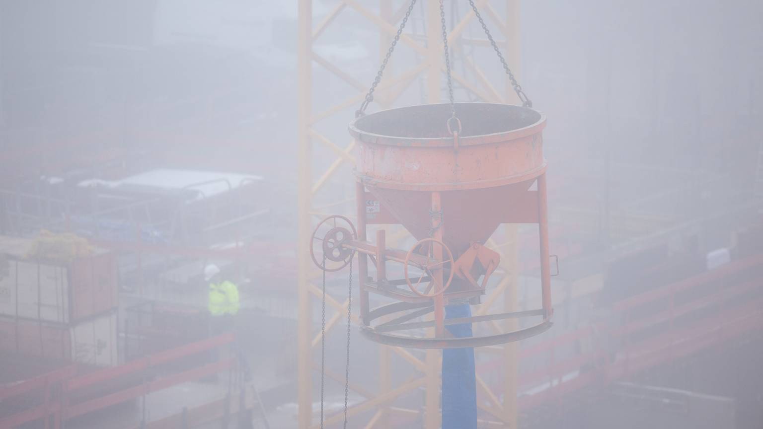 Köln: Bauarbeiter arbeiten bei dichtem Nebel an einem Rohbau für Eigentumswohnungen im Stadtteil Ehrenfeld. Die deutsche Wirtschaft ist 2024 erneut in die Rezession gerutscht. Das Bruttoinlandsprodukt (BIP) ging im Vergleich zum Vorjahr um 0,2 Prozent zurück