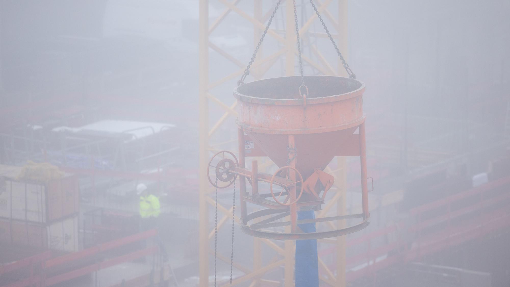 Köln: Bauarbeiter arbeiten bei dichtem Nebel an einem Rohbau für Eigentumswohnungen im Stadtteil Ehrenfeld. Die deutsche Wirtschaft ist 2024 erneut in die Rezession gerutscht. Das Bruttoinlandsprodukt (BIP) ging im Vergleich zum Vorjahr um 0,2 Prozent zurück