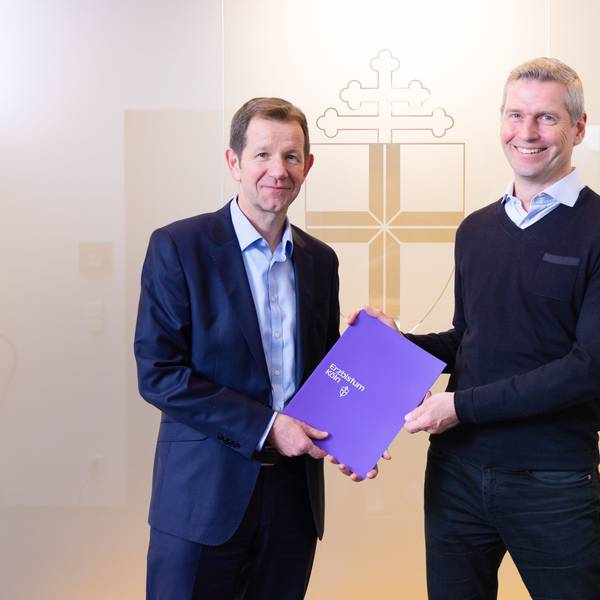 Vertragsunterzeichnung Kita-Servicegesellschaft Erzbistum Köln: (v.l.): Frank Hüppelshäuser, Amtsleiter Erzbistum Köln; Stefan Spieker, Vorstandsvorsitzender Fröbel e.V.
Quelle: Erzbistum Köln
