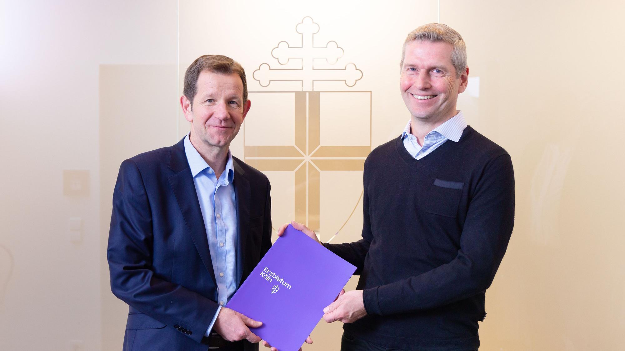 Vertragsunterzeichnung Kita-Servicegesellschaft Erzbistum Köln: (v.l.): Frank Hüppelshäuser, Amtsleiter Erzbistum Köln; Stefan Spieker, Vorstandsvorsitzender Fröbel e.V.
Quelle: Erzbistum Köln