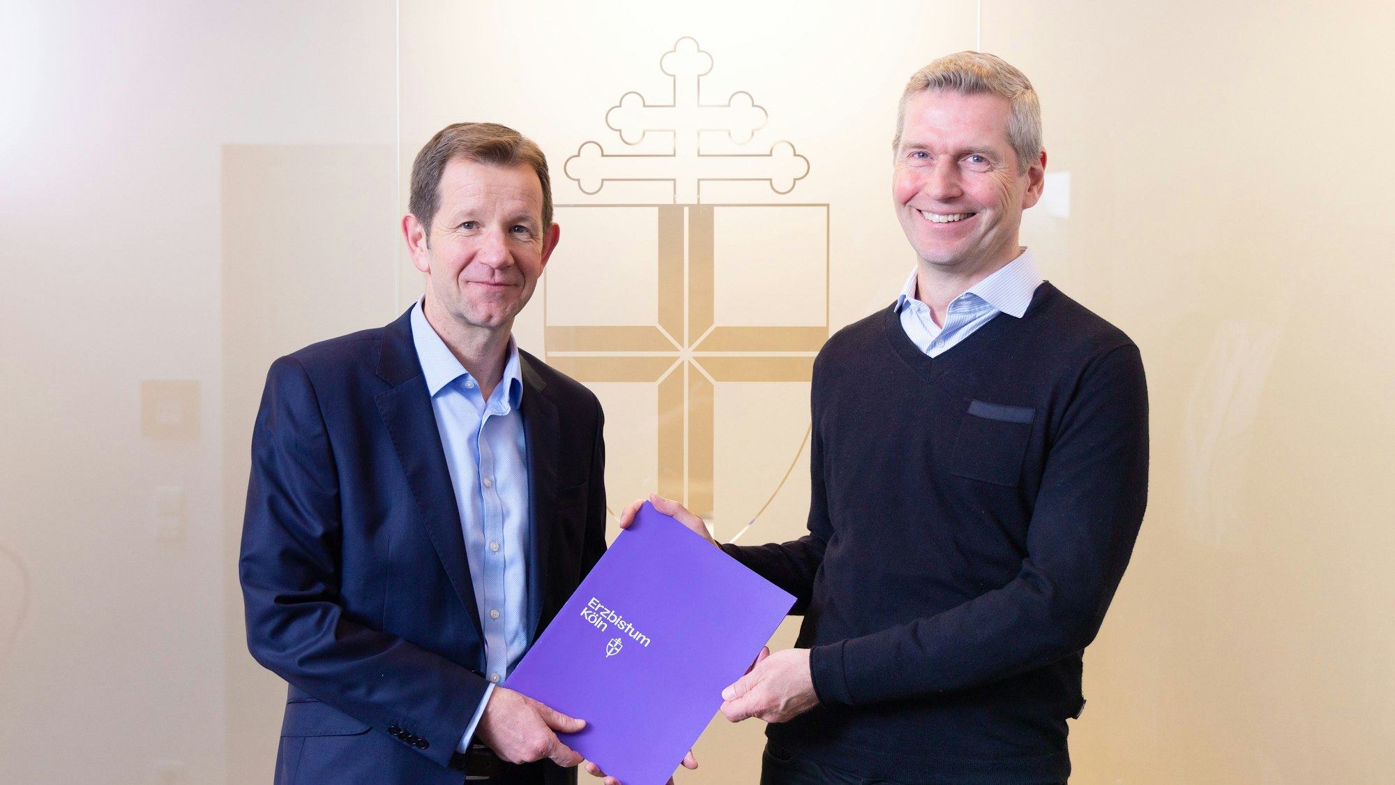 Vertragsunterzeichnung Kita-Servicegesellschaft Erzbistum Köln: (v.l.): Frank Hüppelshäuser, Amtsleiter Erzbistum Köln; Stefan Spieker, Vorstandsvorsitzender Fröbel e.V.
Quelle: Erzbistum Köln