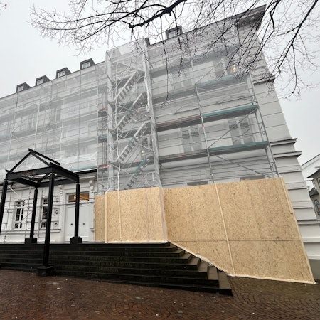 Die Fenster des Siegburger Stadtmzuseums werden in den kommenden MOnaten aufwändig saniert.