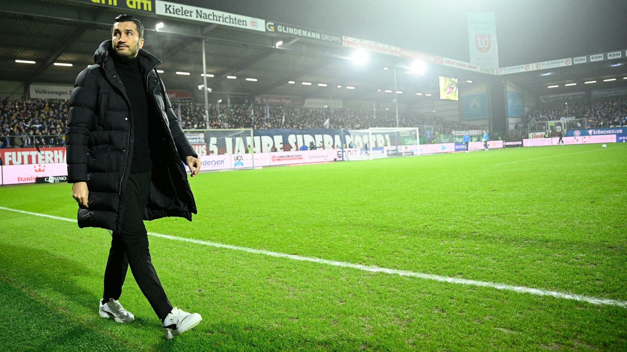 Trainer Nuri Sahin kommt vor dem Spiel in das Stadion.