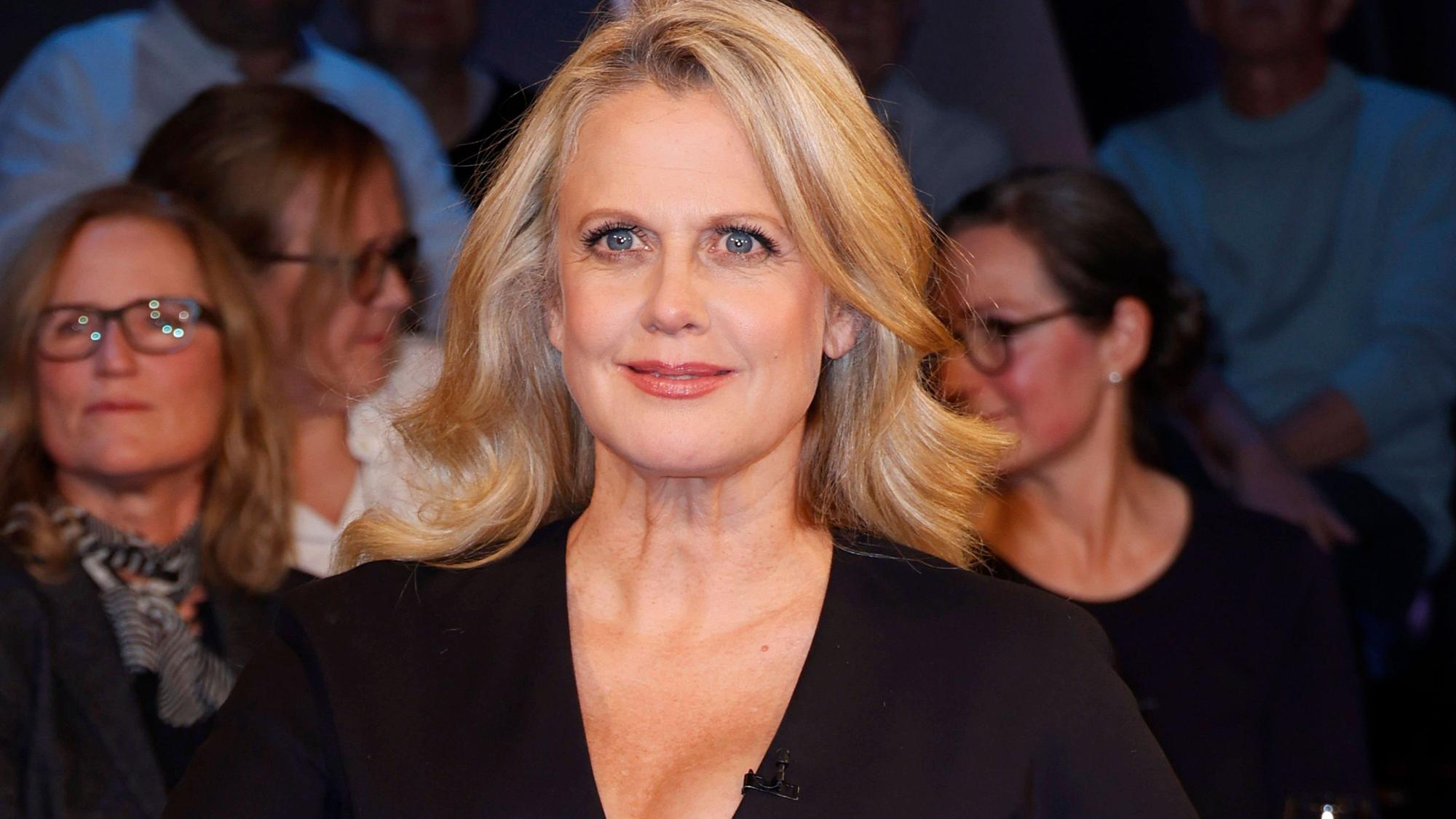 Barbara Schöneberger in der NDR-Kulisse.