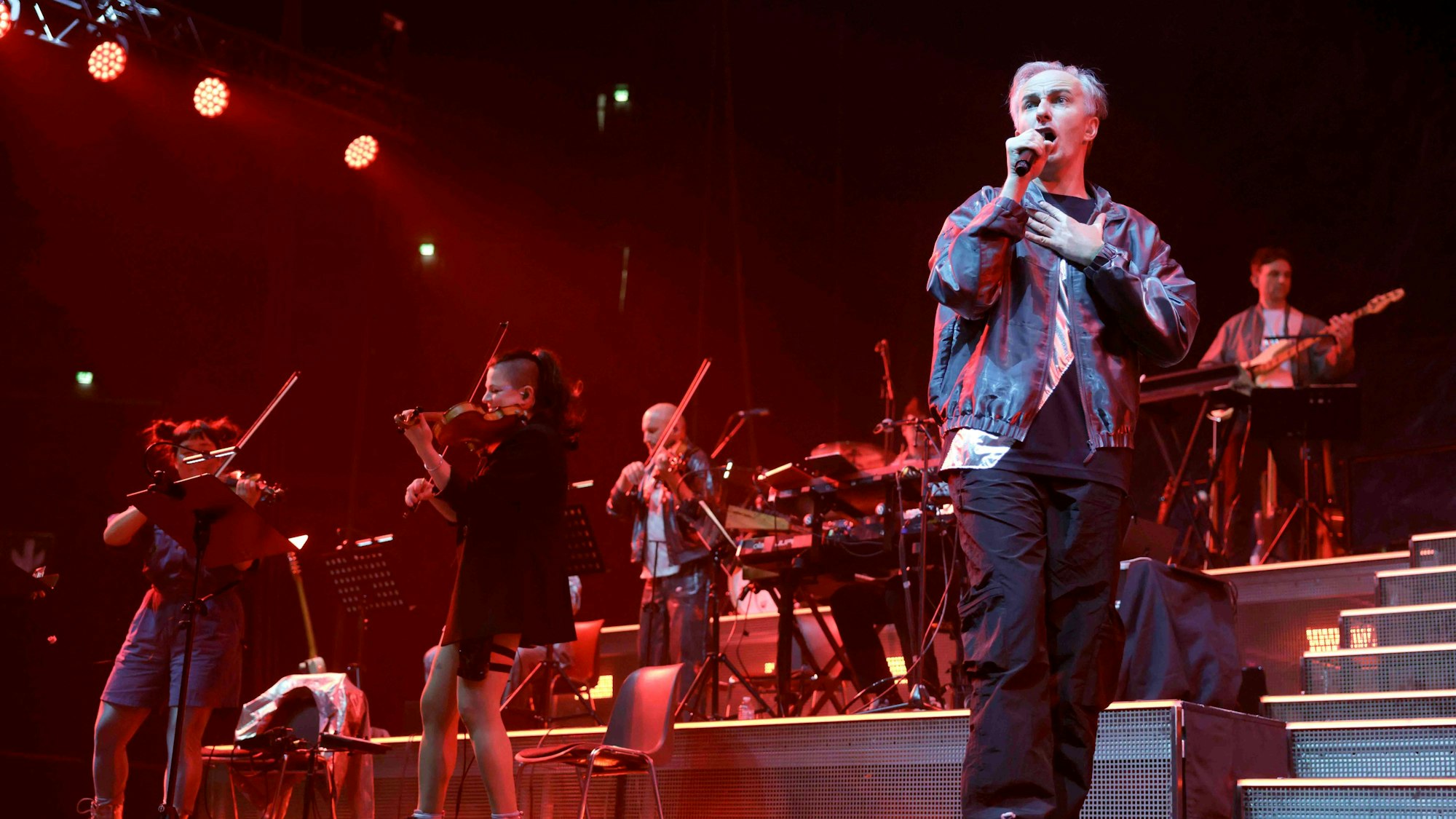 Jan Böhmermann mit seinem Rundfunk-Tanzorchester in der Lanxess-Arena.