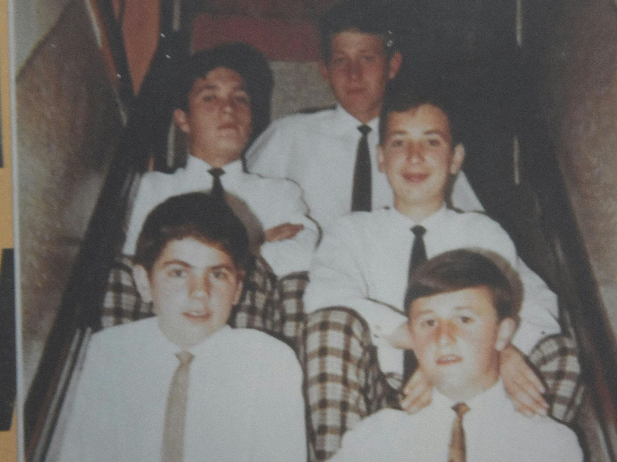 Das Foto zeigt die Repro einer Abbildung von fünf Jungen.