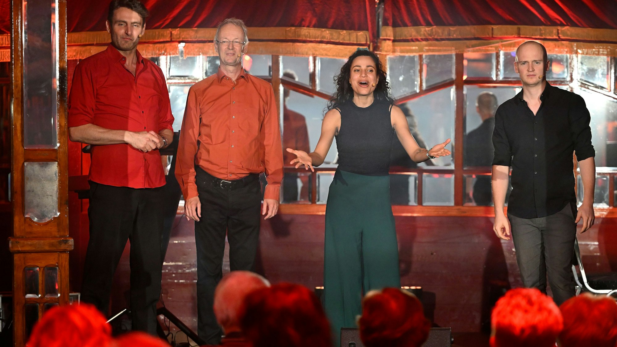 Wie Künstler stehen auf der Bühne im Altenberger Spiegelzelt.
