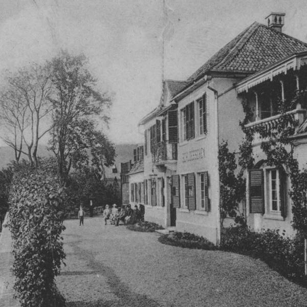 Eine historische Ansicht eines Gebäudes.