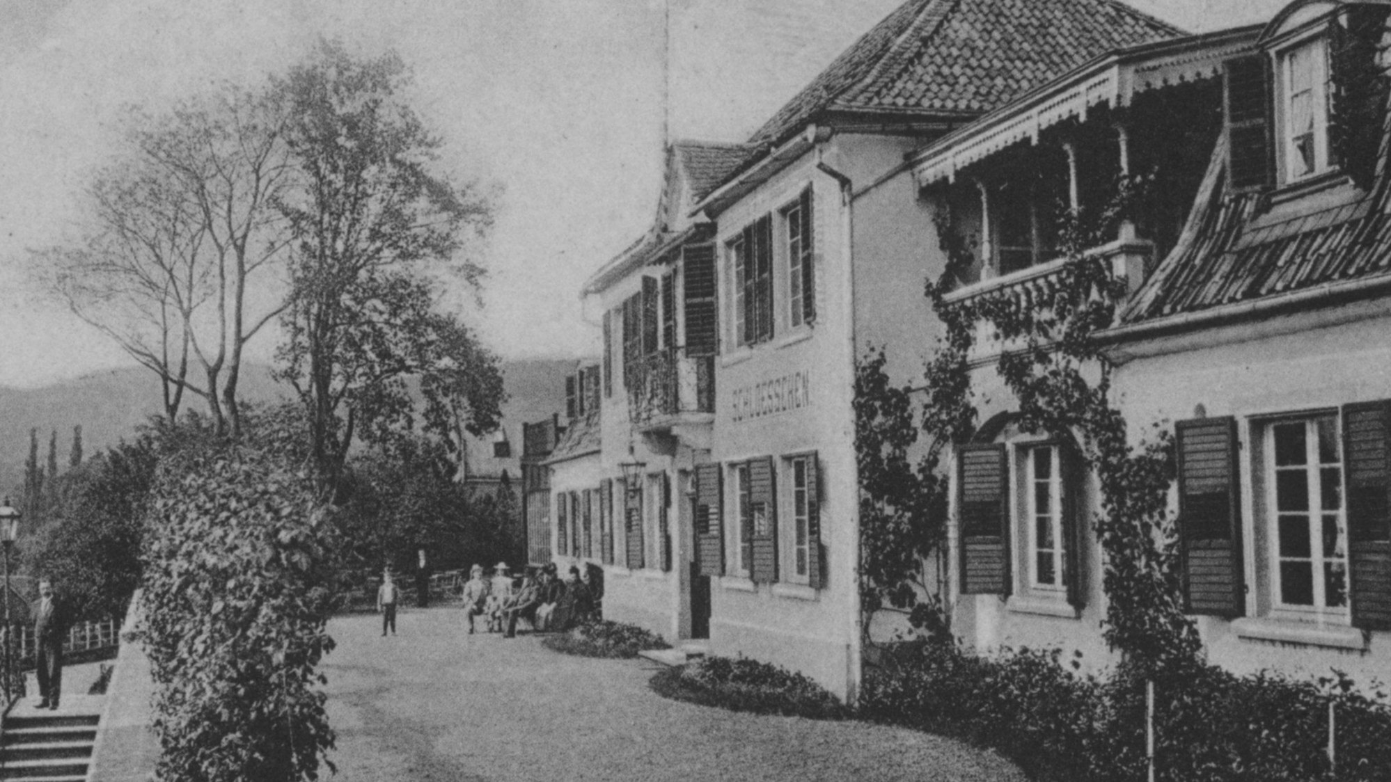 Eine historische Ansicht eines Gebäudes.