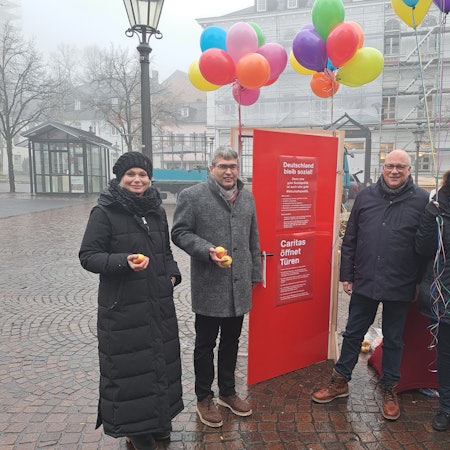 Mit Äpfeln und Thesen für eine gesunde Demokratie wirbt die Caritas Rhein-Sieg vor der Bundestagswahl für eine fundierte Sozialpolitik.