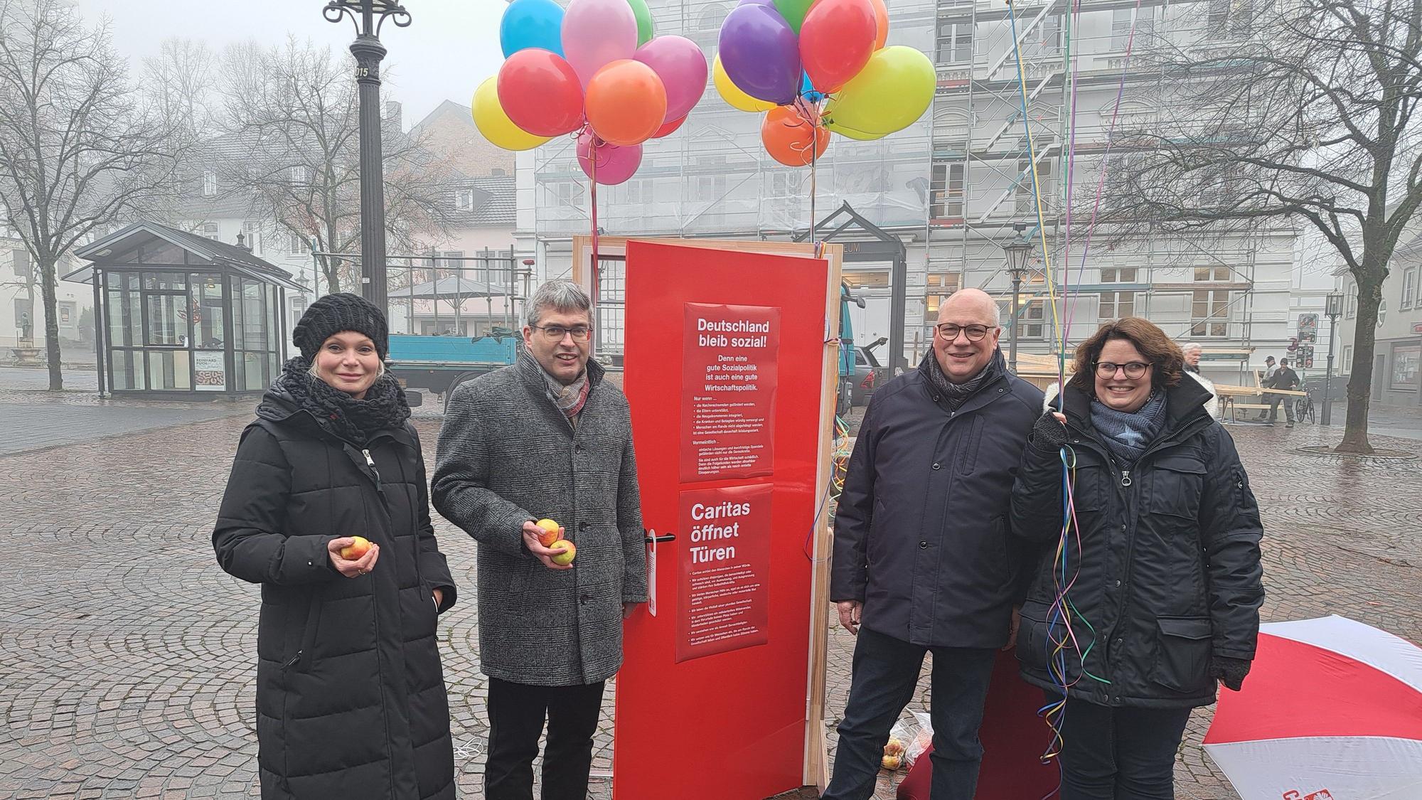 Mit Äpfeln und Thesen für eine gesunde Demokratie wirbt die Caritas Rhein-Sieg vor der Bundestagswahl für eine fundierte Sozialpolitik.