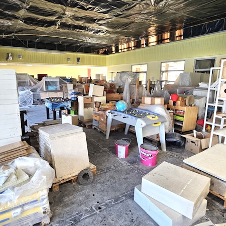 Im Foyer stehen zahlreiche Dinge, die eingeräumt werden müssen.