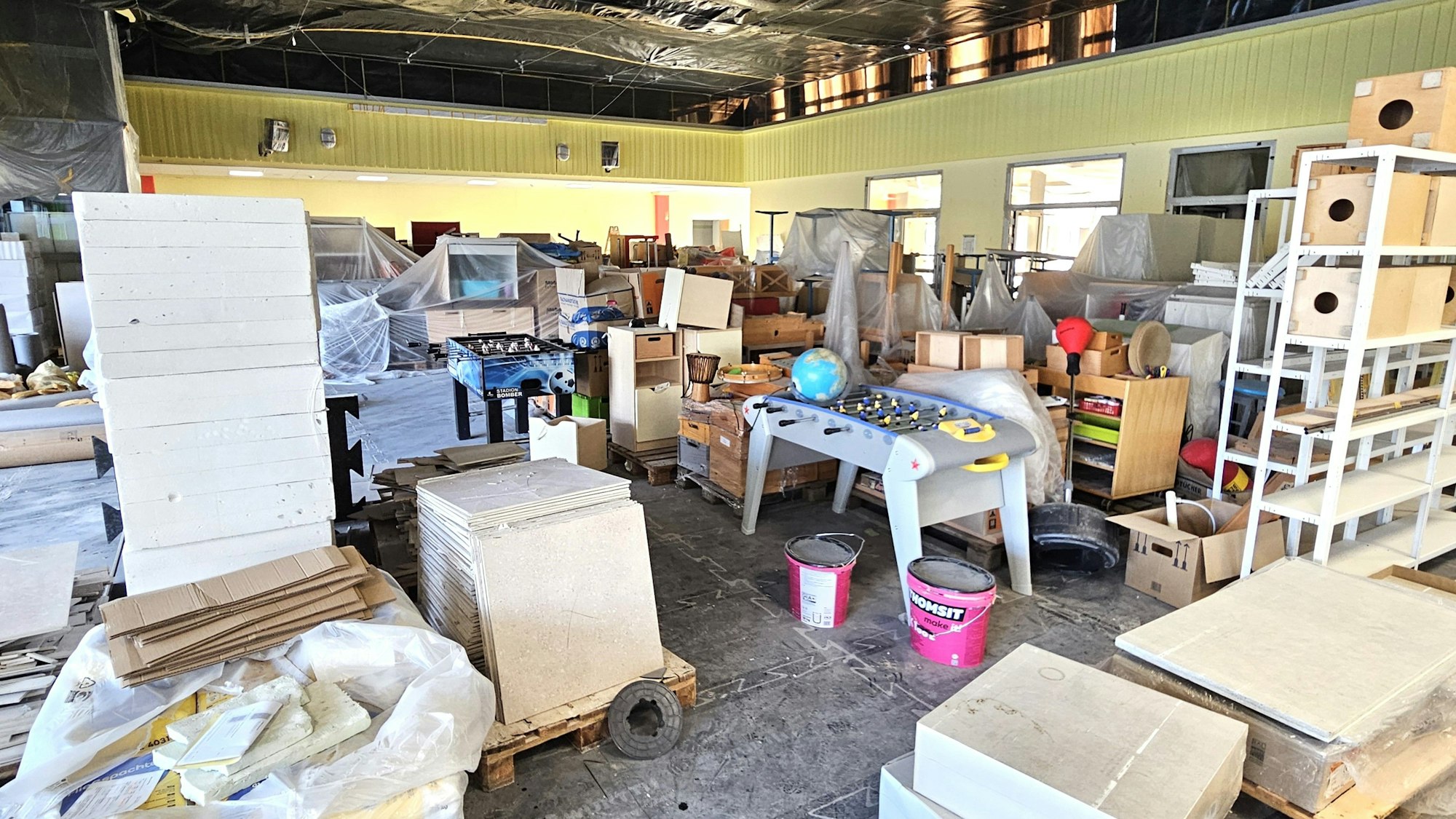 Im Foyer stehen zahlreiche Dinge, die eingeräumt werden müssen.