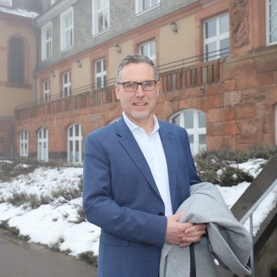 Bürgermeister Norbert Crump steht vor dem Nettersheimer Kloster.