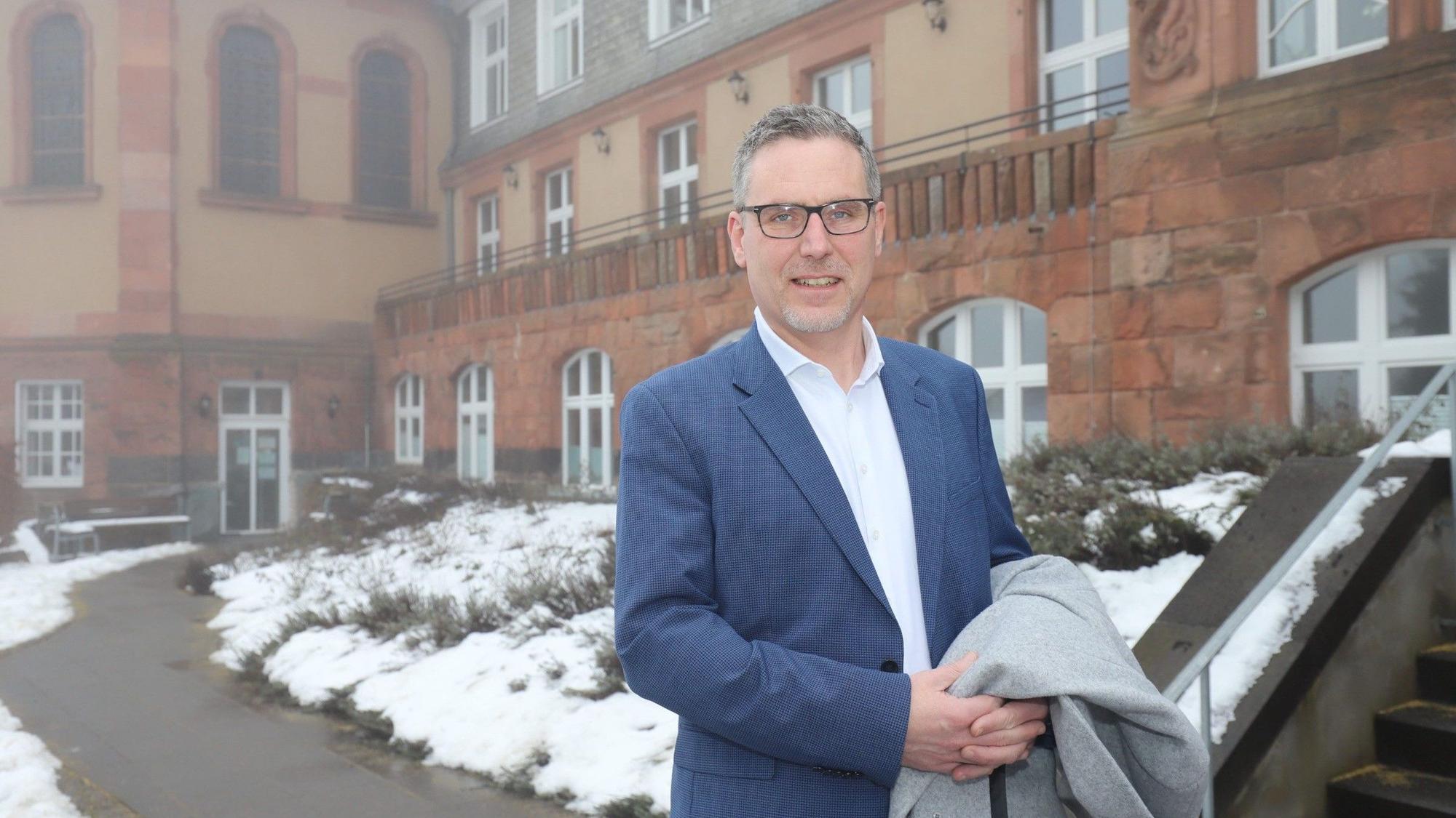 Bürgermeister Norbert Crump steht vor dem Nettersheimer Kloster.