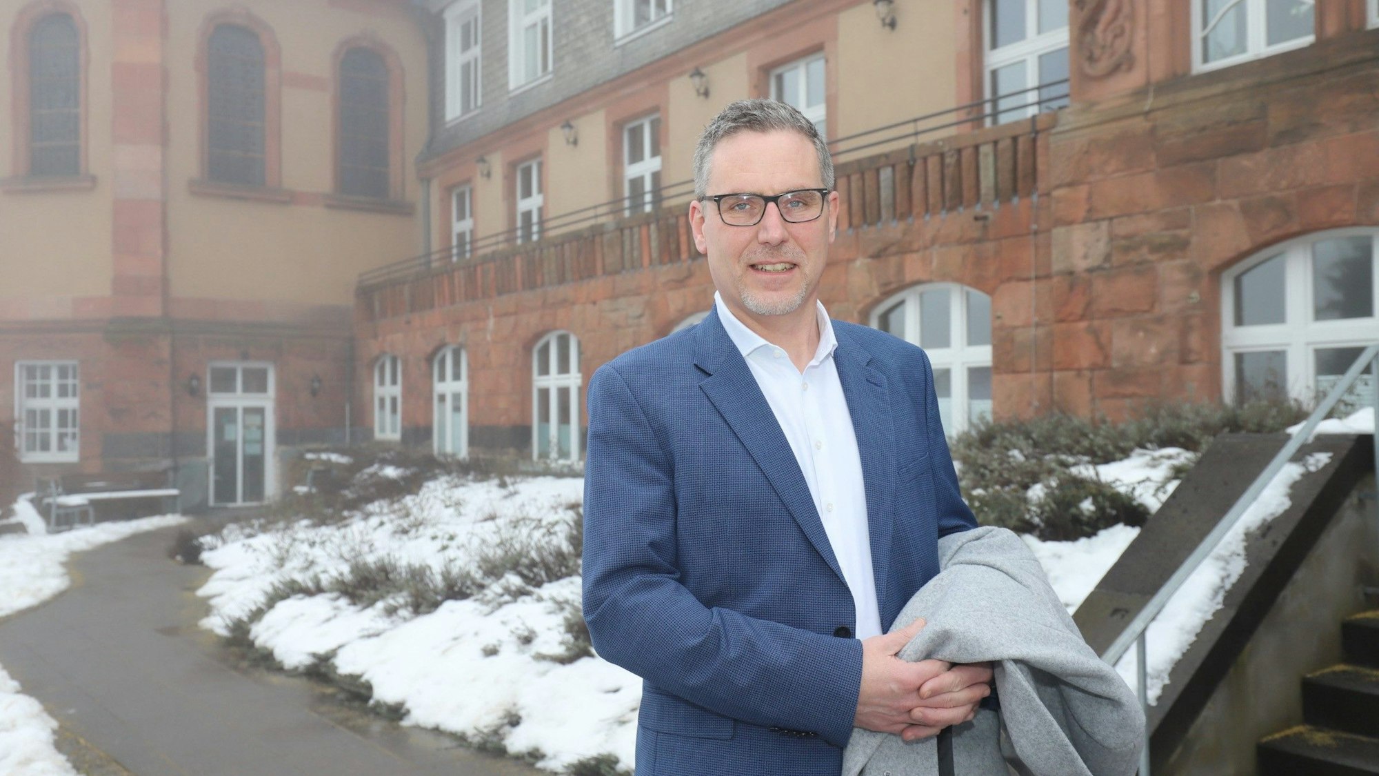 Bürgermeister Norbert Crump steht vor dem Nettersheimer Kloster.