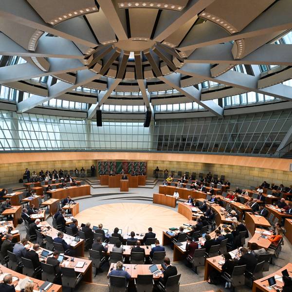 Der nordrhein-westfälische Landtag debattiert im Plenum.