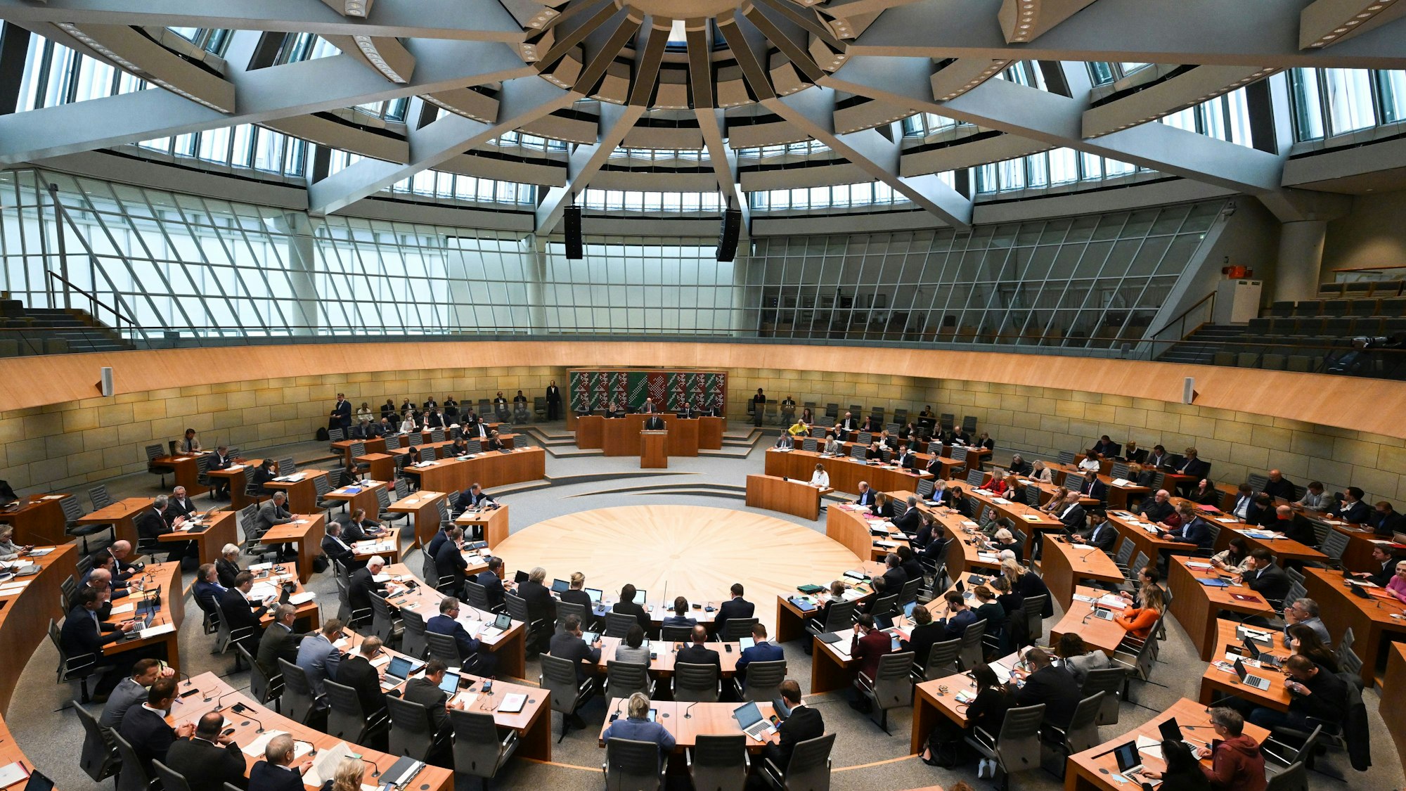 Der nordrhein-westfälische Landtag debattiert im Plenum.