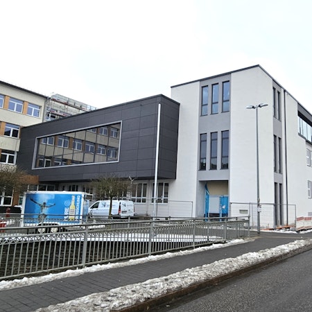 Blick auf das Gebäude des Gymnasiums mit der Bürgerhalle.