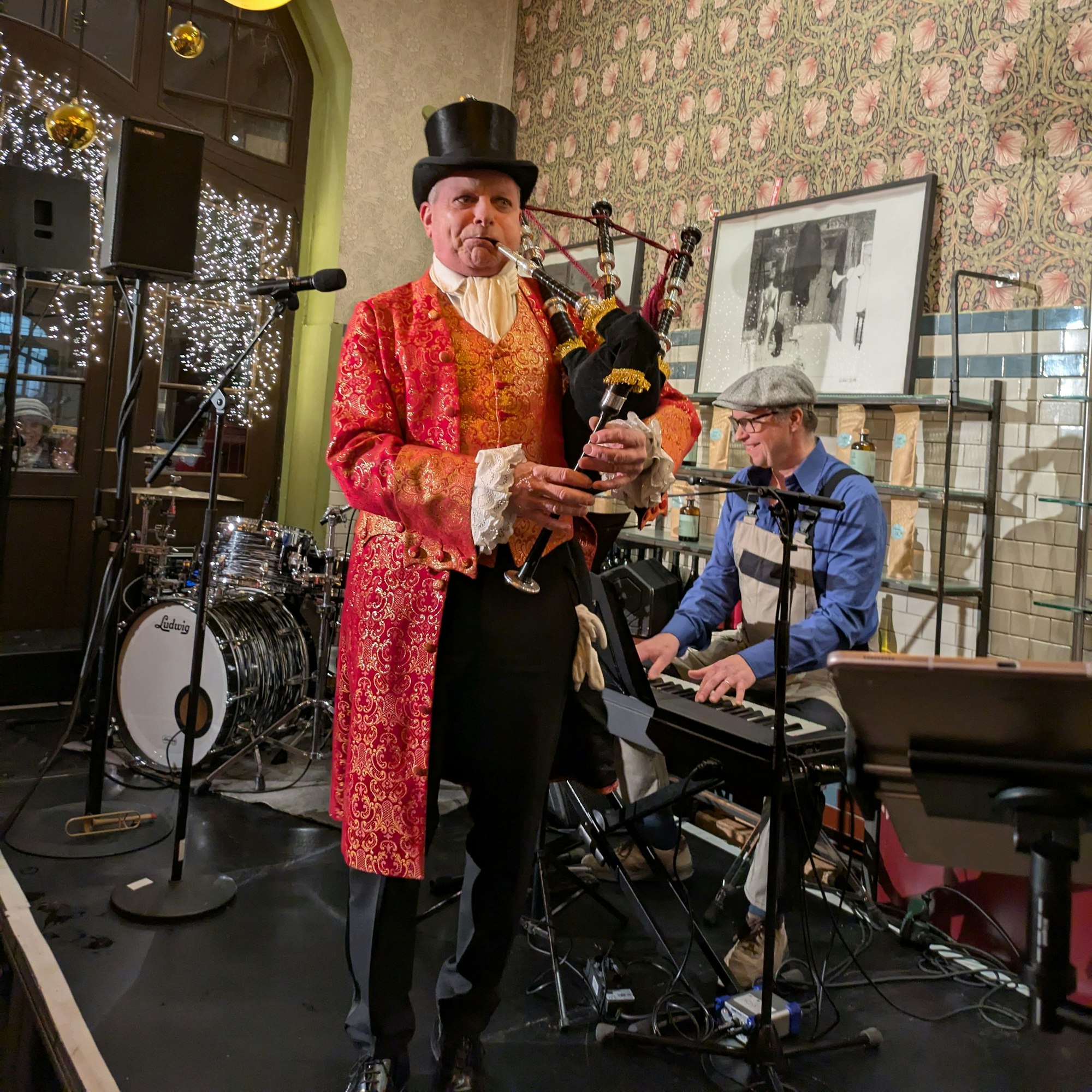 „Nubbel“ Michael Hehn mit Dudelsack auf der kleinen Bühne des „Jeckespill“.