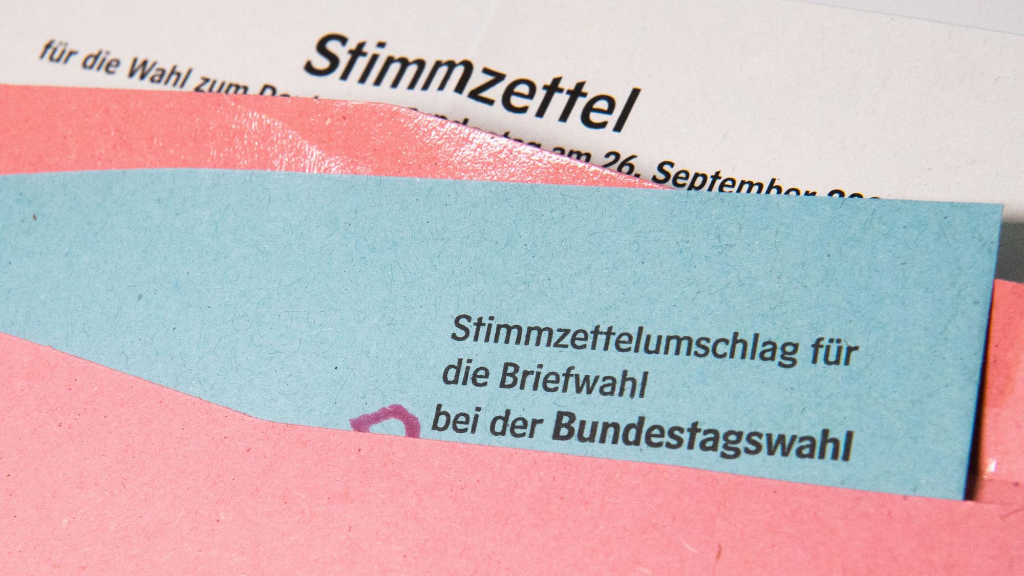 Ein Muster eines Stimmzettelumschlags für die Briefwahl bei der Bundestagswahl 2021 liegt auf einem Tisch.