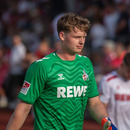 Jonas Urbig im Trikot des 1. FC Köln.