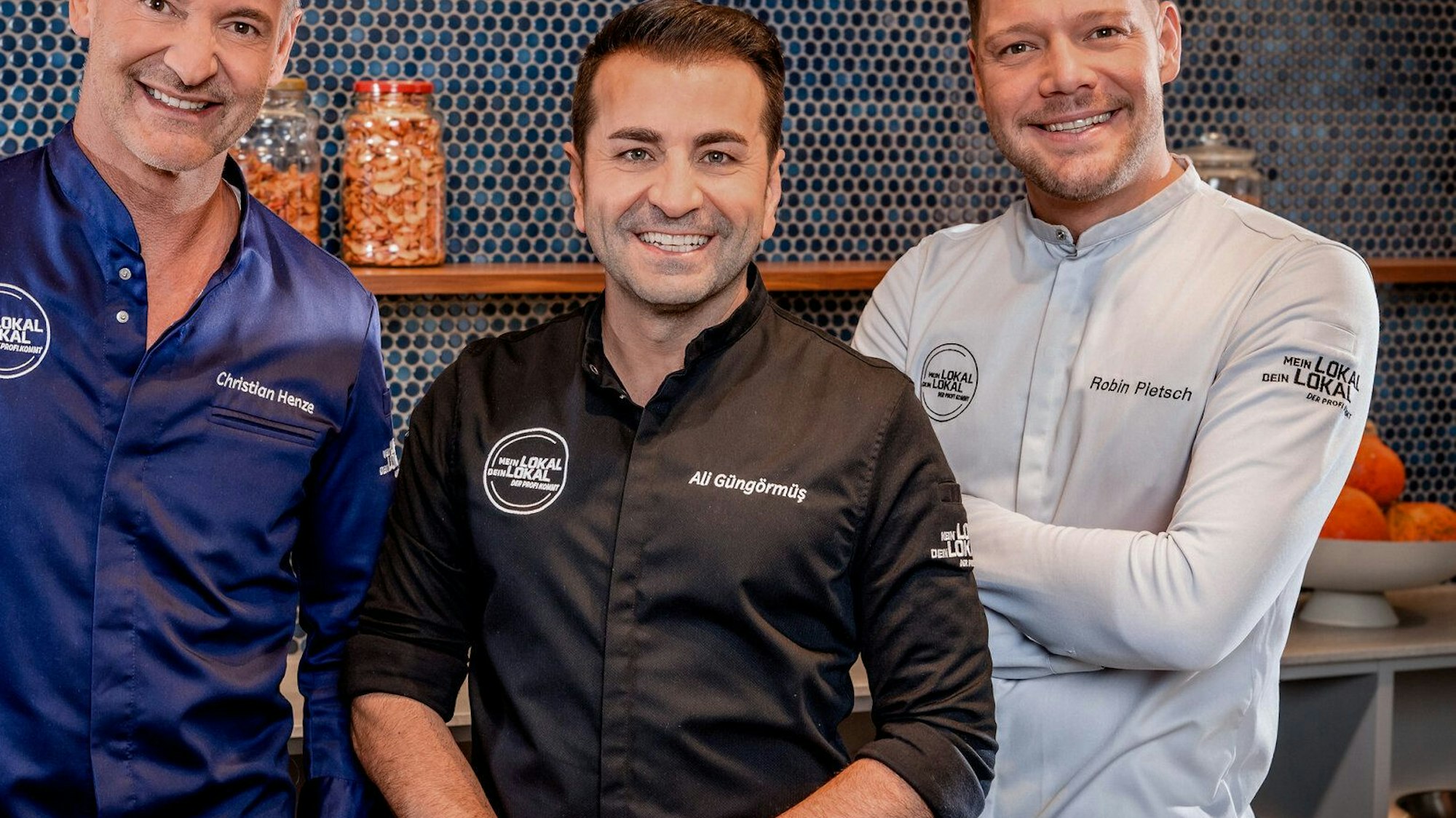 HANDOUT - 10.12.2024, --: Christian Henze (l-r), Ali Güngörmüs, Robin Pietsch, von «Mein Lokal, Dein Lokal». «Mein Lokal, Dein Lokal» startet mit einer kulinarischen Top-Besetzung in eine neue Ära. Ali Güngörmüs, Robin Pietsch und Christian Henze sind ab 2025 für das Erfolgsformat von Kabel Eins im Einsatz.