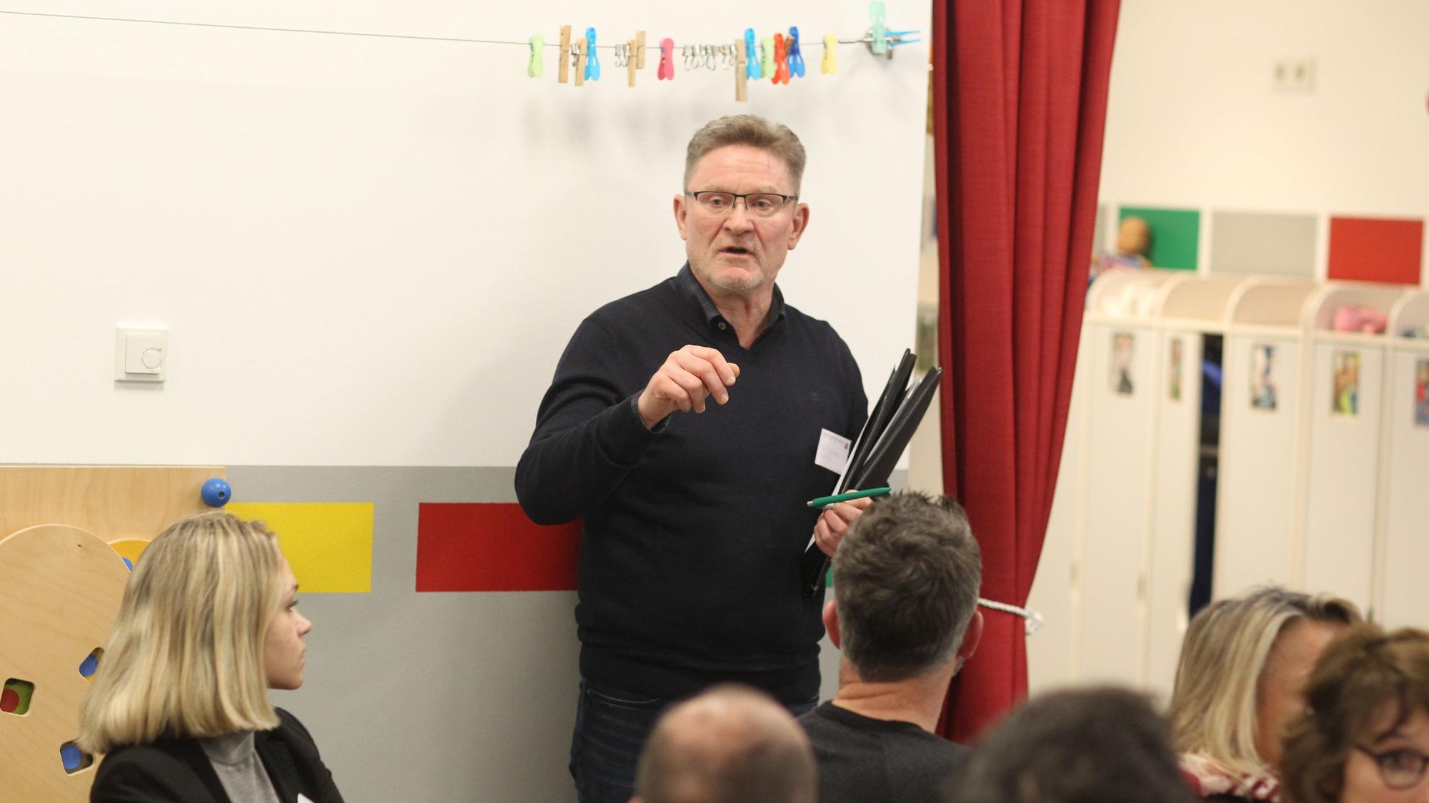 Familienamtsleiter Stefan Franken stellte die Daten und Fakten vor.