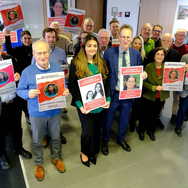 Bürgermeister Dr. Hans-Peter Schick (vorne, 2.v.l.), Pinar Sahbaz und CDU-MdB Detlef Seif sowie Vertreter der Fraktionen von CDU, SPD, FDP, UWV und Grünen im Mechernicher Stadtrat halten Plakate mit den Porträts der Schwestern Zizik und Hatun Sahbaz aus Mechernich, die in der Türkei inhaftiert wurden.