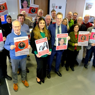 Bürgermeister Dr. Hans-Peter Schick (vorne, 2.v.l.), Pinar Sahbaz und CDU-MdB Detlef Seif sowie Vertreter der Fraktionen von CDU, SPD, FDP, UWV und Grünen im Mechernicher Stadtrat halten Plakate mit den Porträts der Schwestern Zizik und Hatun Sahbaz aus Mechernich, die in der Türkei inhaftiert wurden.