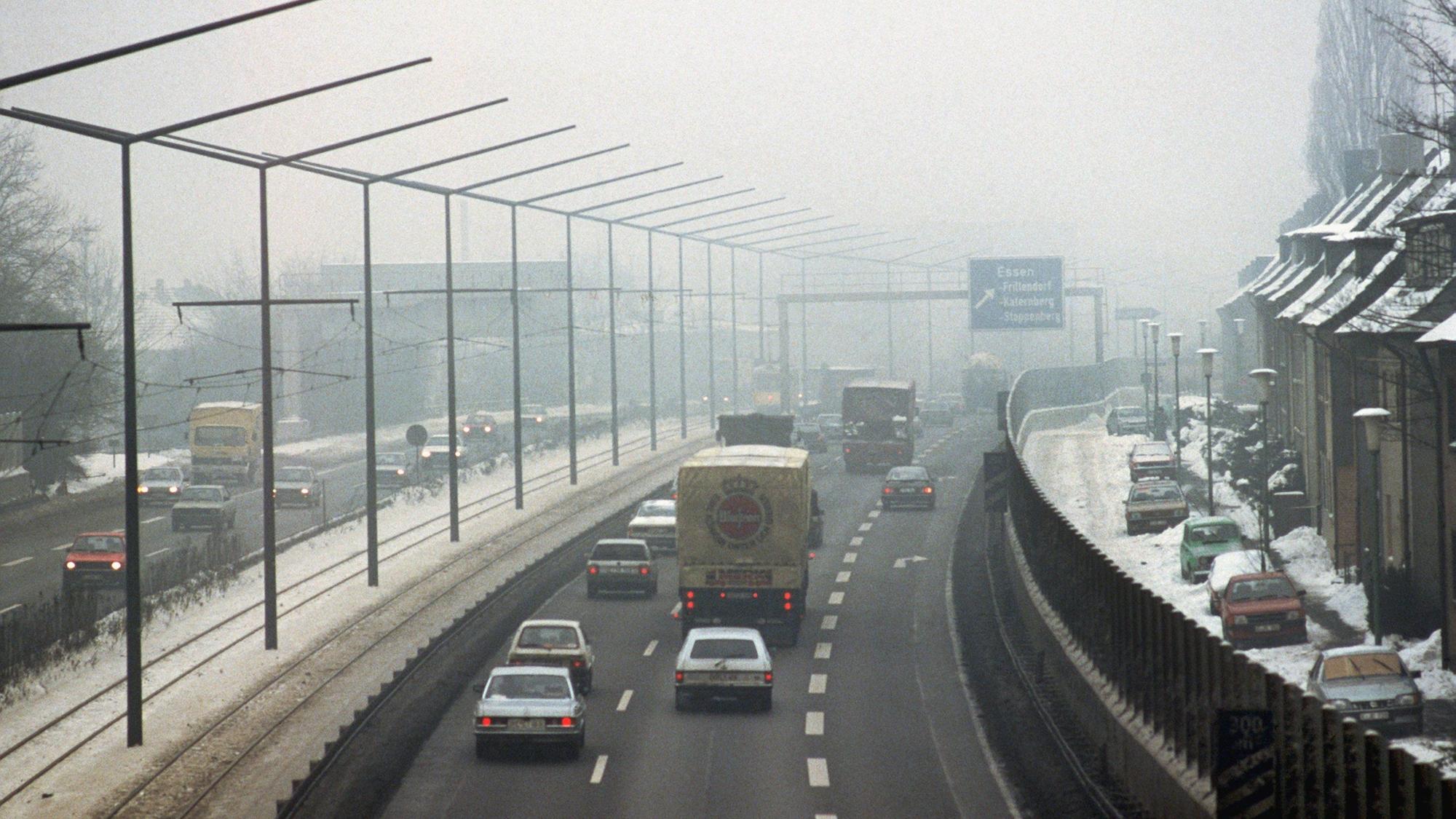 Essen: Der Verkehr auf der Essener Stadtautobahn am 18. Januar 1985. Für Teile des Ruhrgebiets wurde die höchste Smog-Alarmstufe ausgelöst.