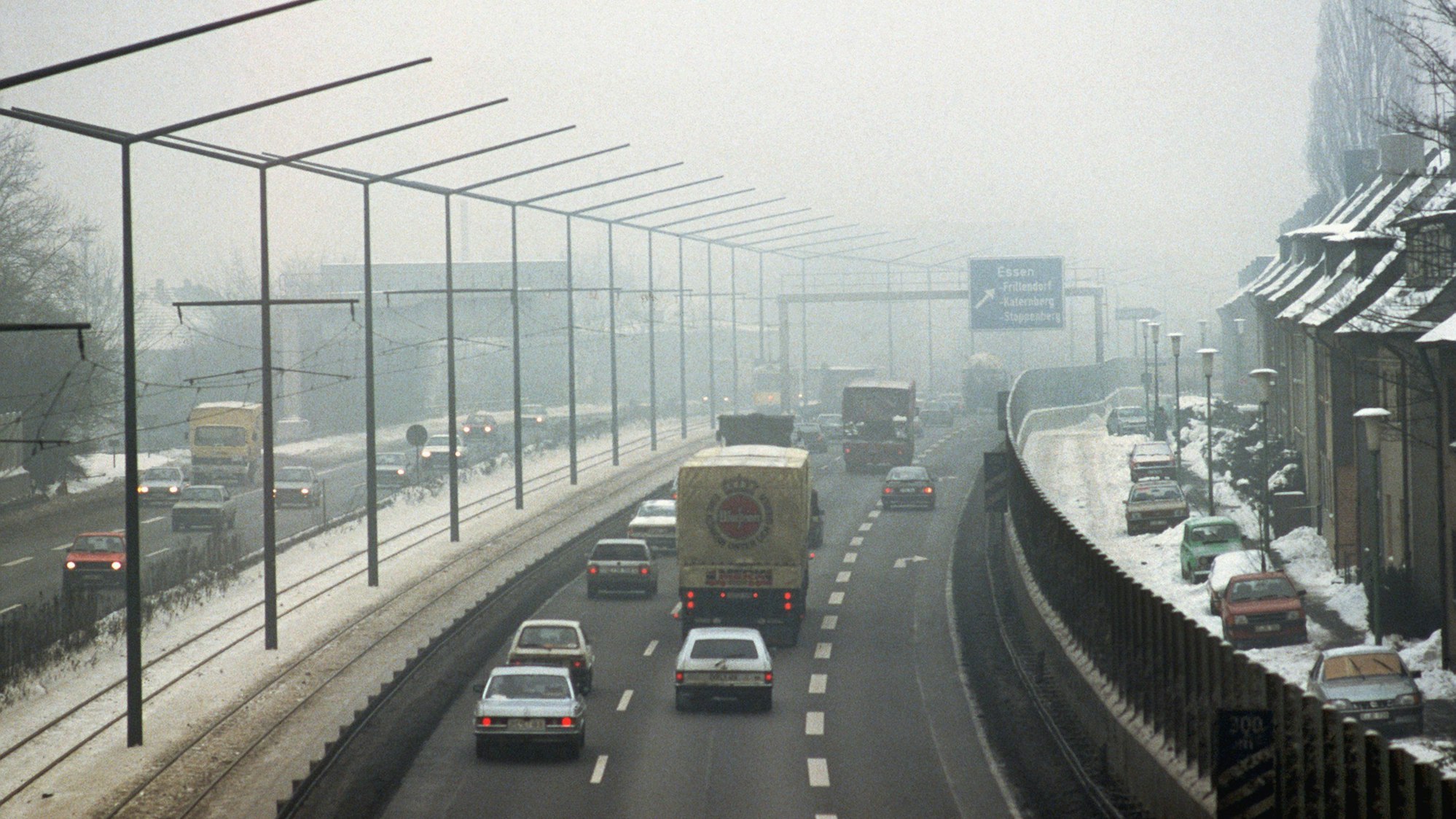 Essen: Der Verkehr auf der Essener Stadtautobahn am 18. Januar 1985. Für Teile des Ruhrgebiets wurde die höchste Smog-Alarmstufe ausgelöst.